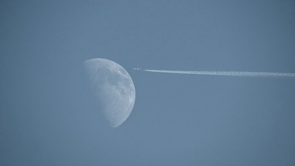 Flight to the moon