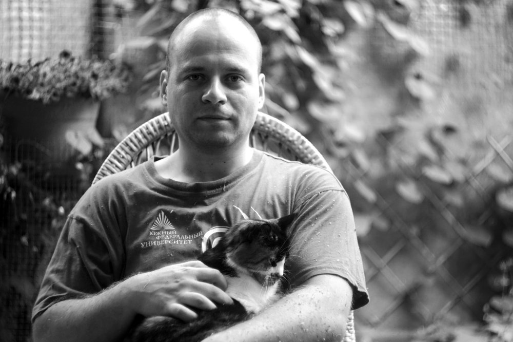 портрет молодого мужчины с кошкой