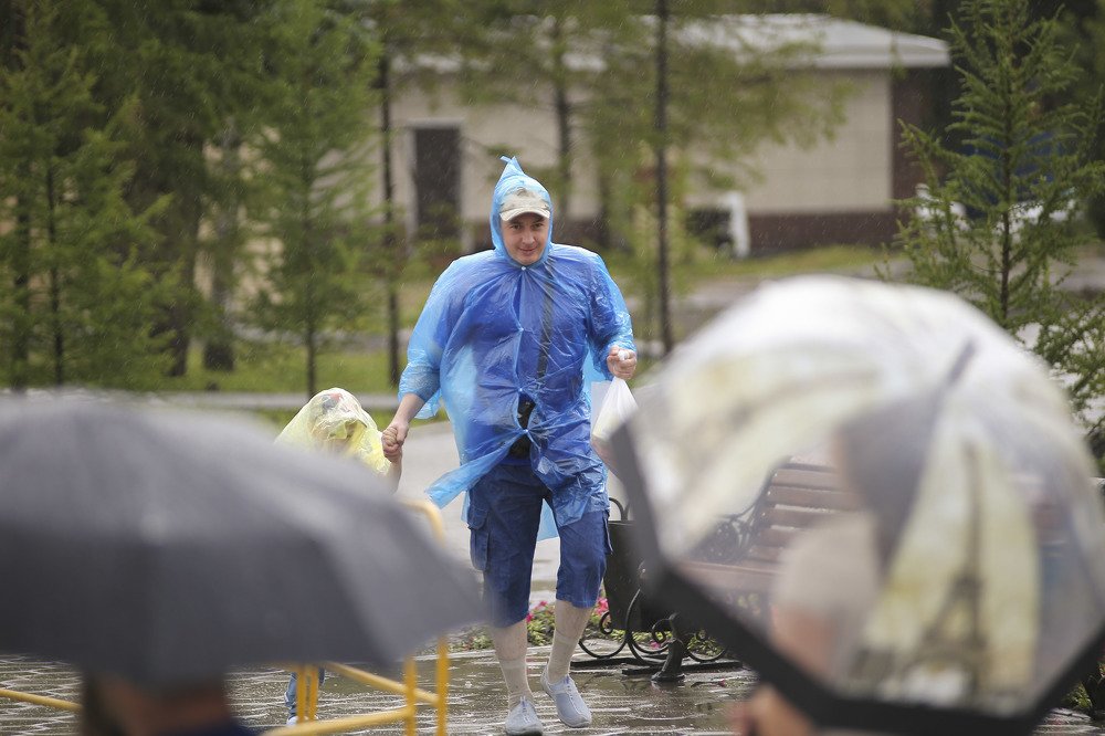 Человек-дождевик