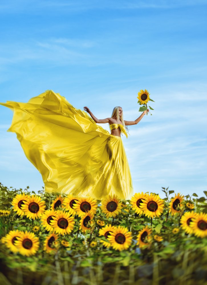 Девушка гуляет по полям