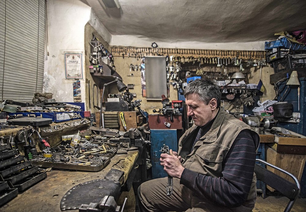 Слесарь шестого разряда.