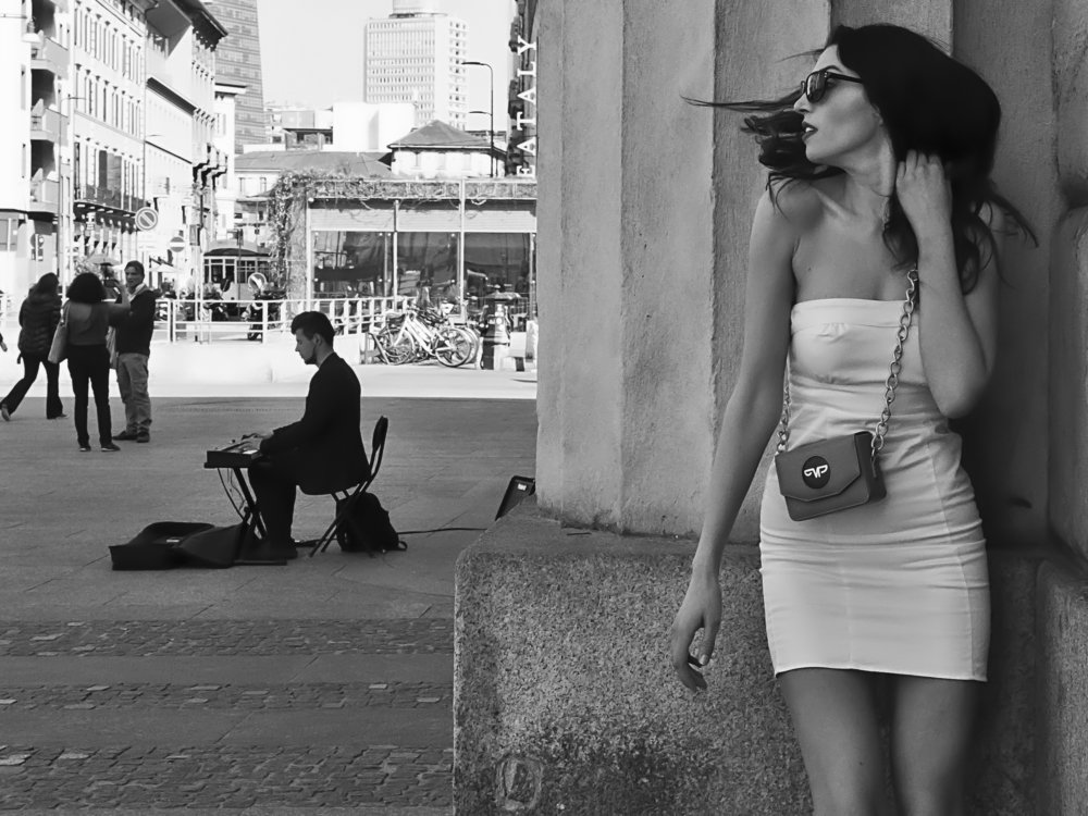 The girl and the piano player