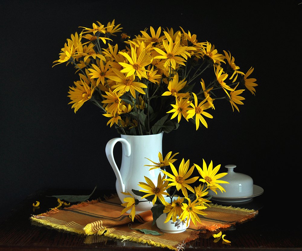 Натюрморт с цветками топинамбура...