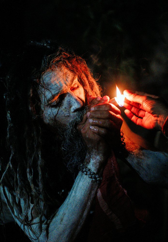 Саду курит чиллум