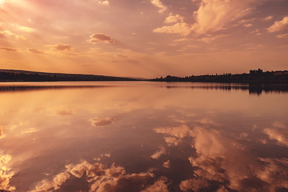 Закат у озера.