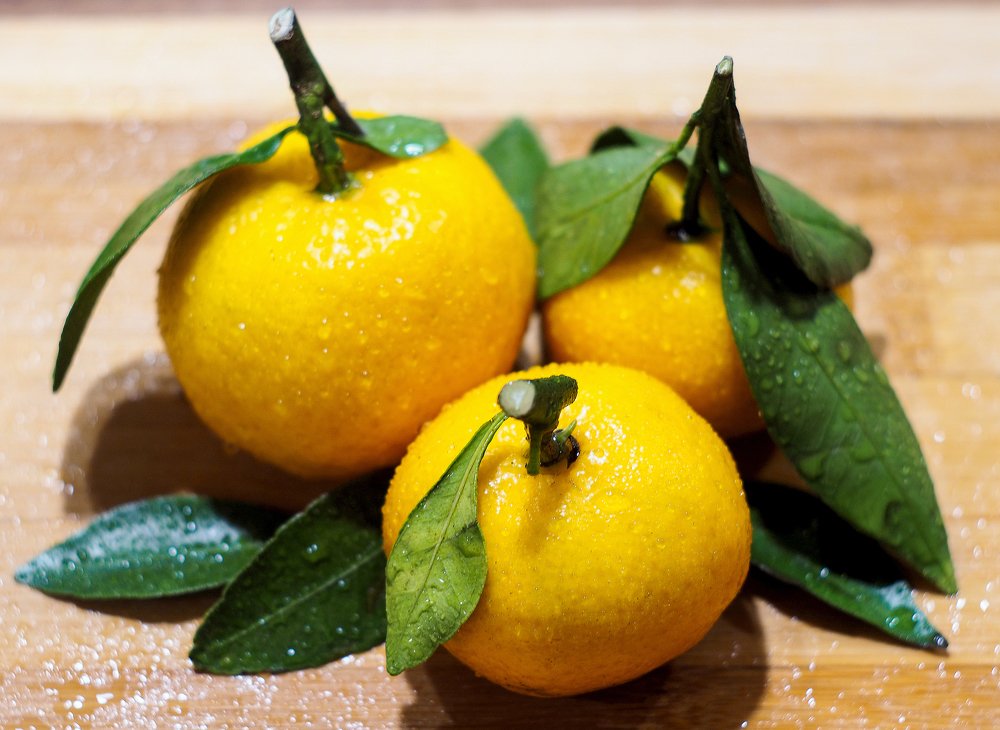 Желтые лимоны.