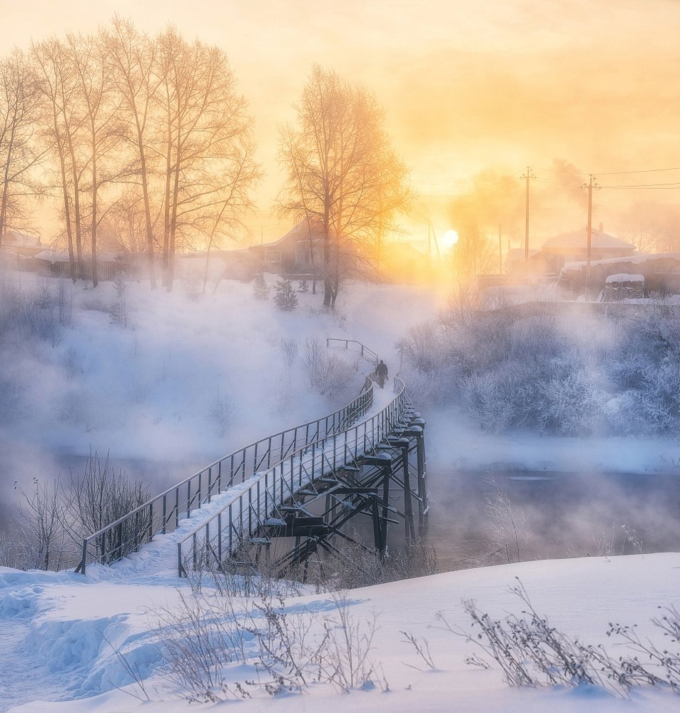 Морозный рассвет над парящей рекой.
