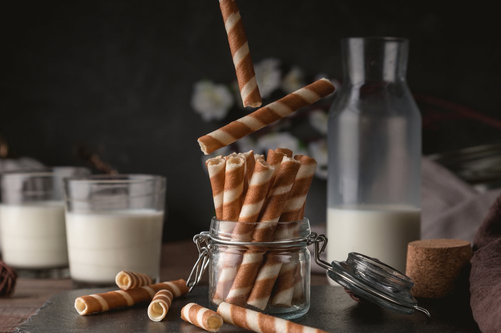 Wafer rolls with milk