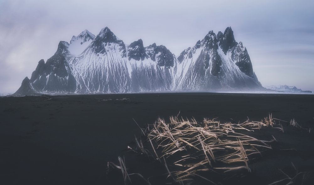 The fog beneath the mountain