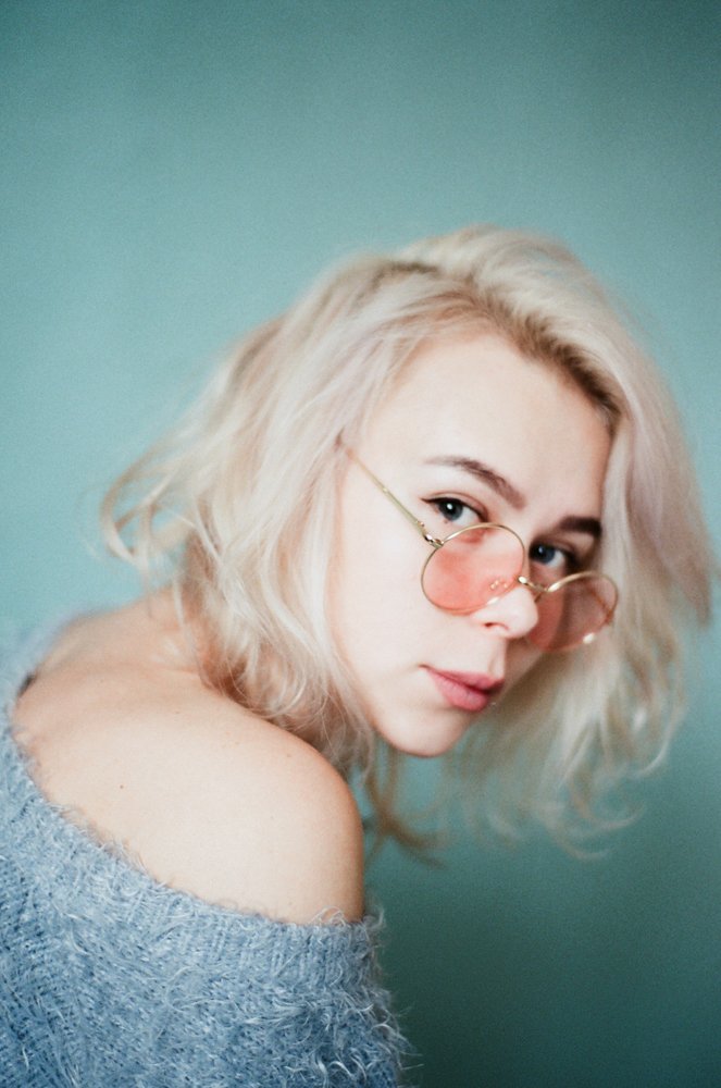 Портрет с розовыми очками