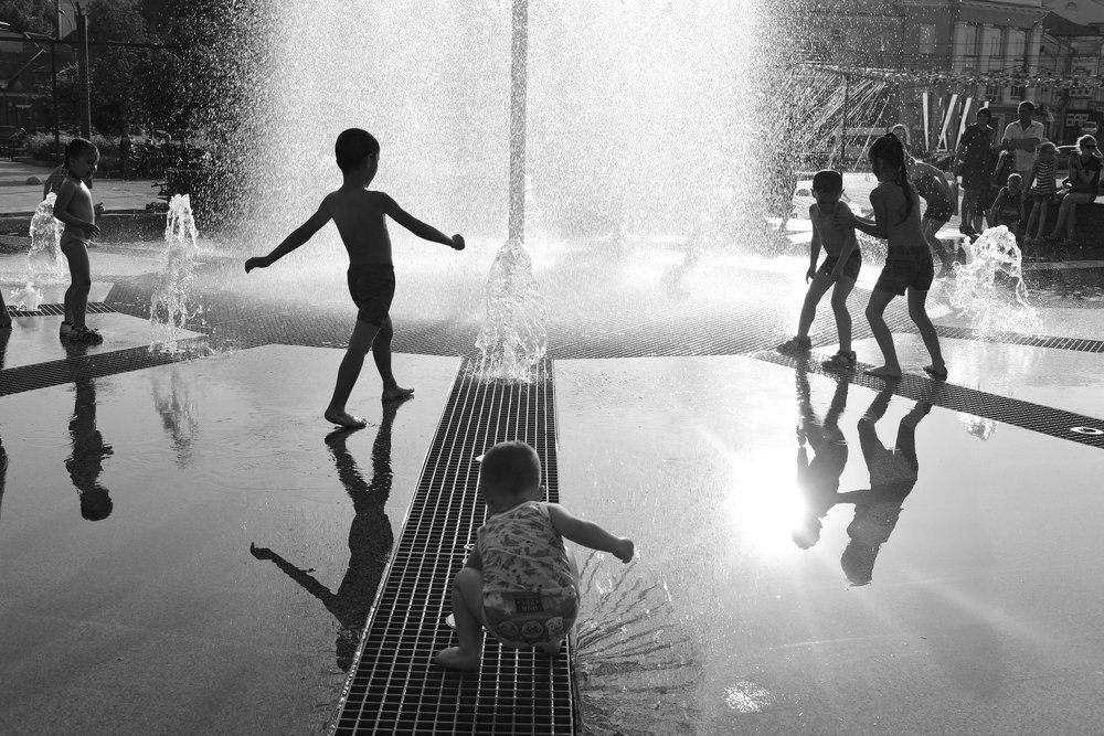 Солнце, лето, брызги