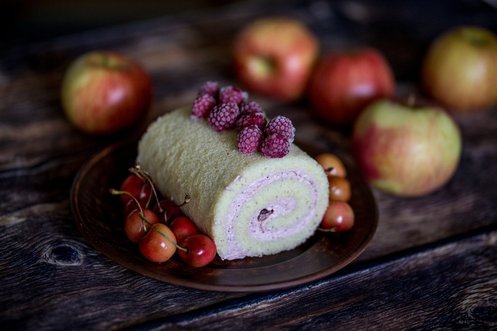 Рулет с клубничным кремом