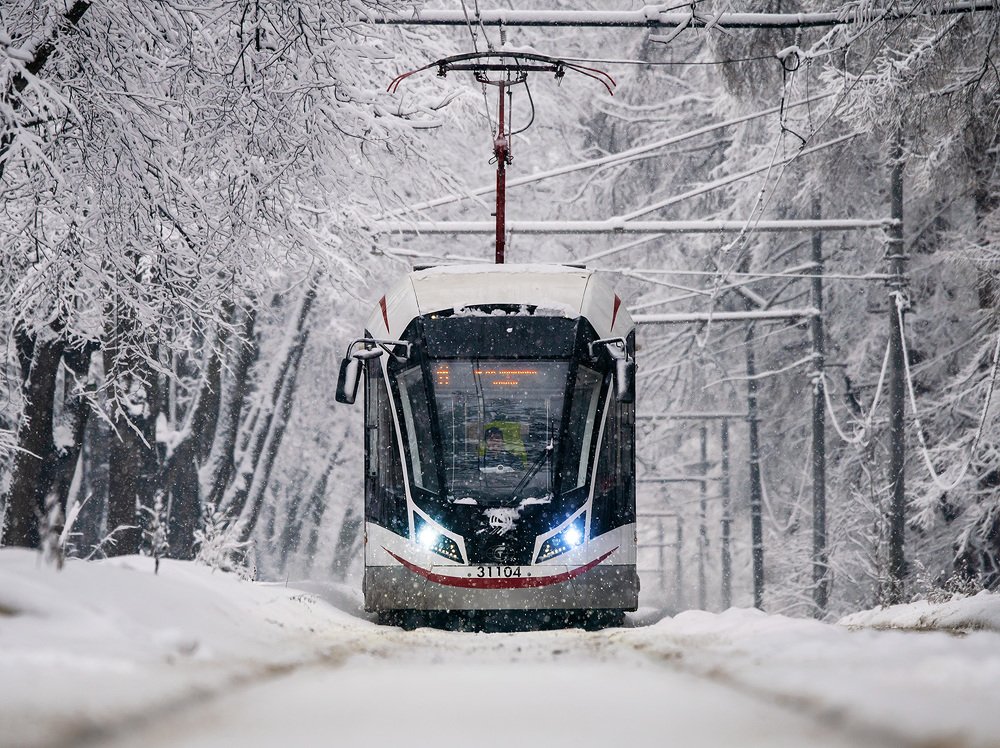 По заснеженной дороге