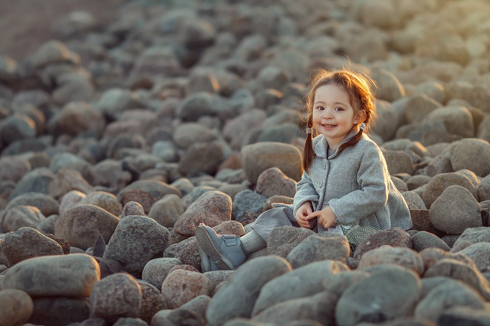 Девочка на камнях