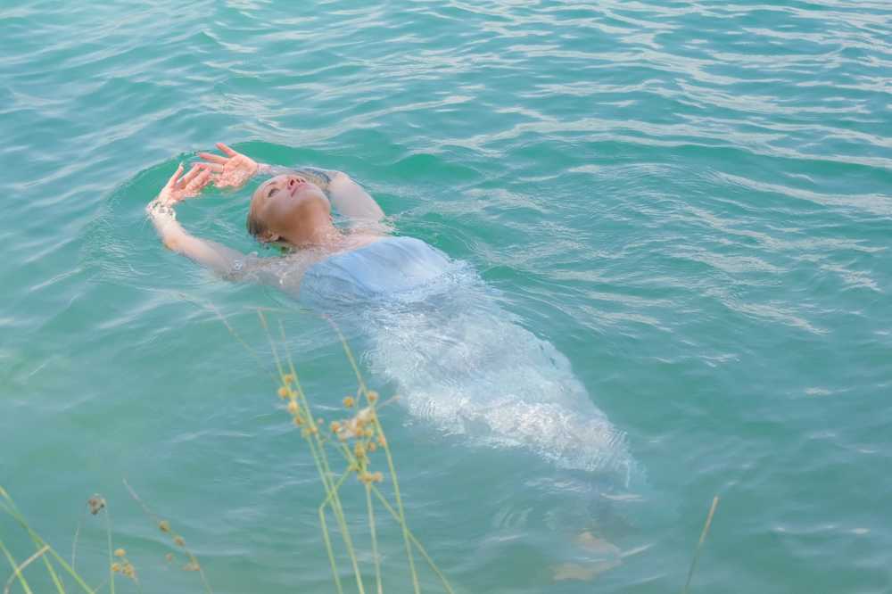 Девушка плывет в новую жизнь