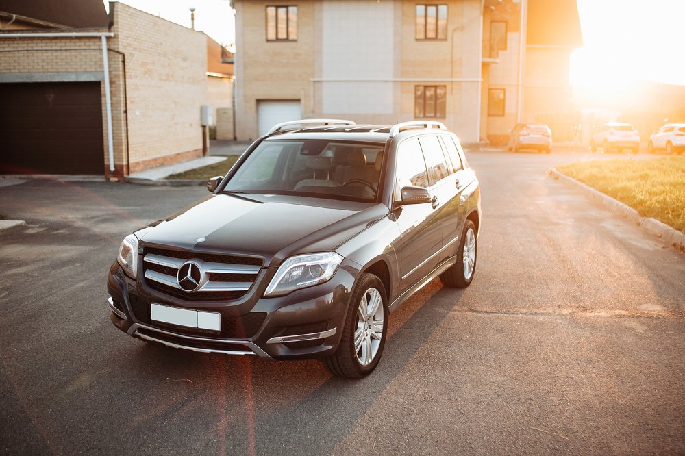 Автомобиль в закатном свете.