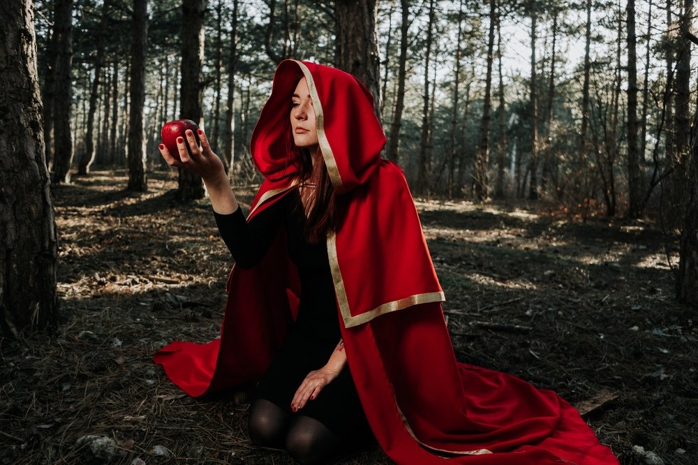 По мотивам красной шапочки