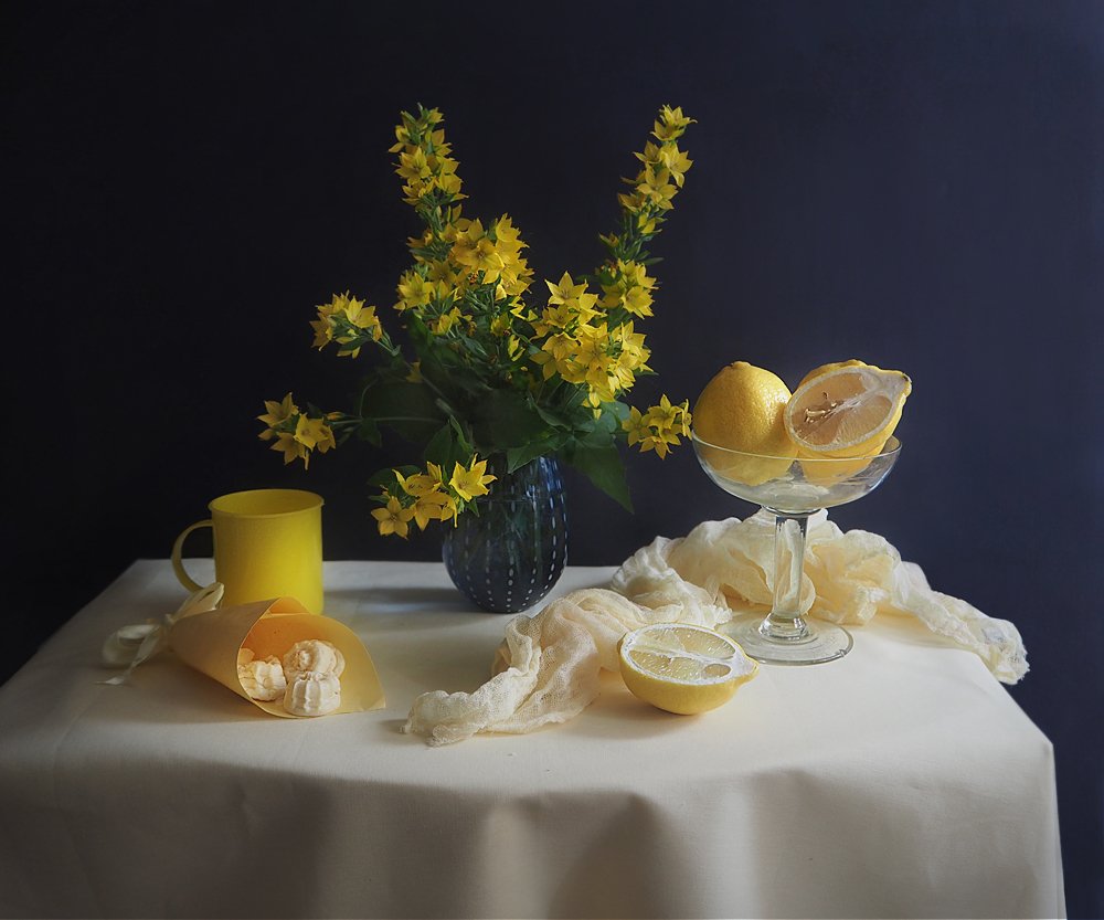 Натюрморт с желтой кружкой