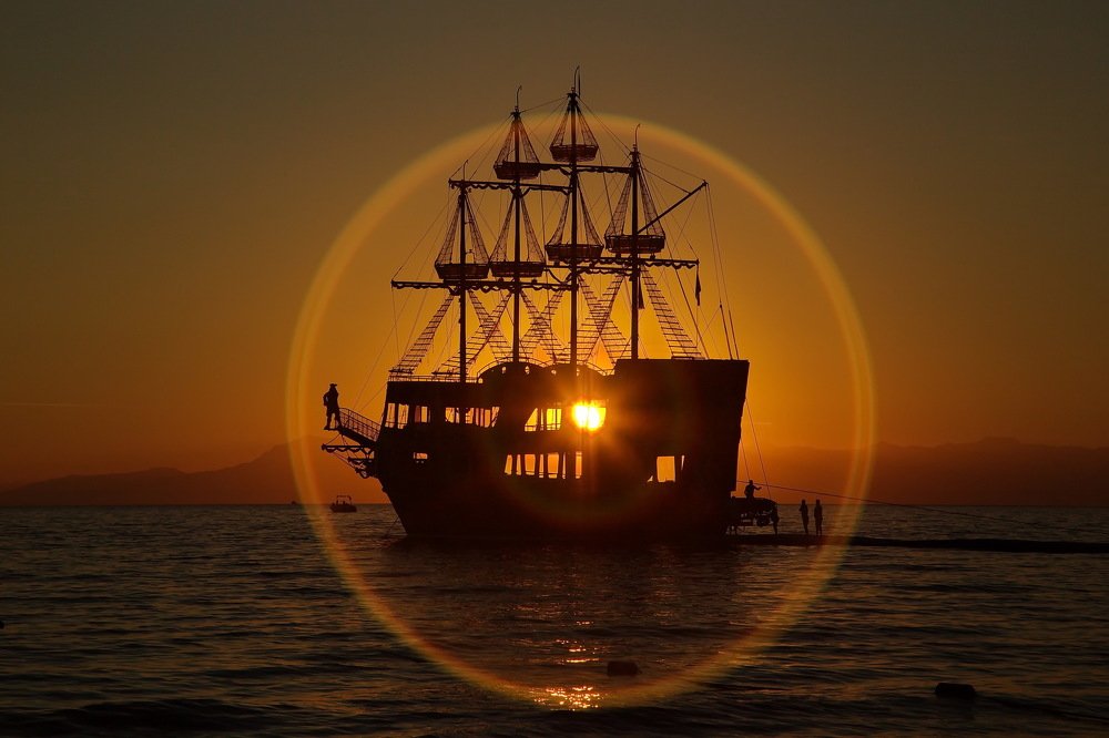 СПУСТИТЬ ПАРУСА!