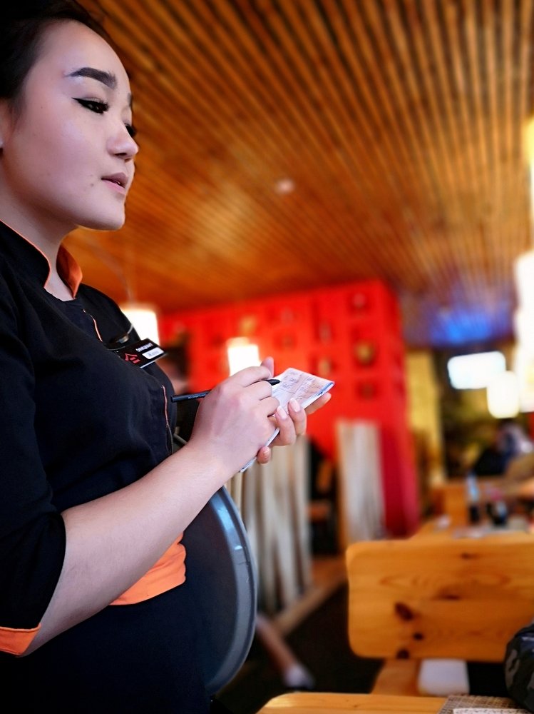 Служила наша Женечка, в Тануки «некрутОй»…