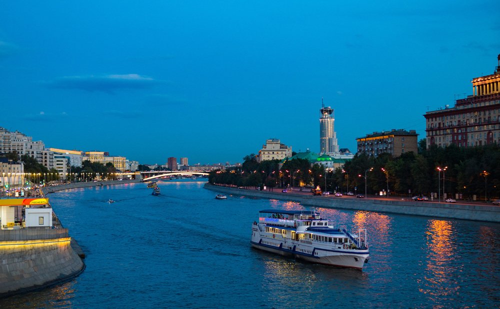 Москва синий час