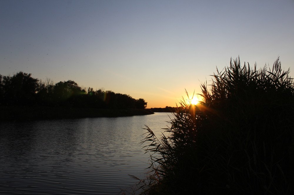 вечерний луч уходящего солнца