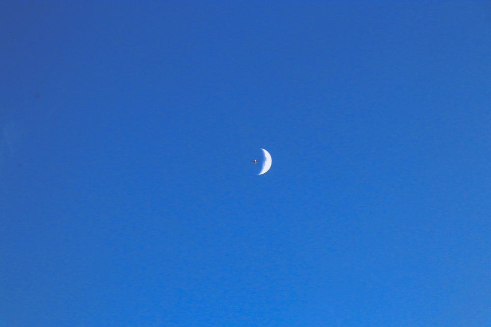 Самолет рядом с луной