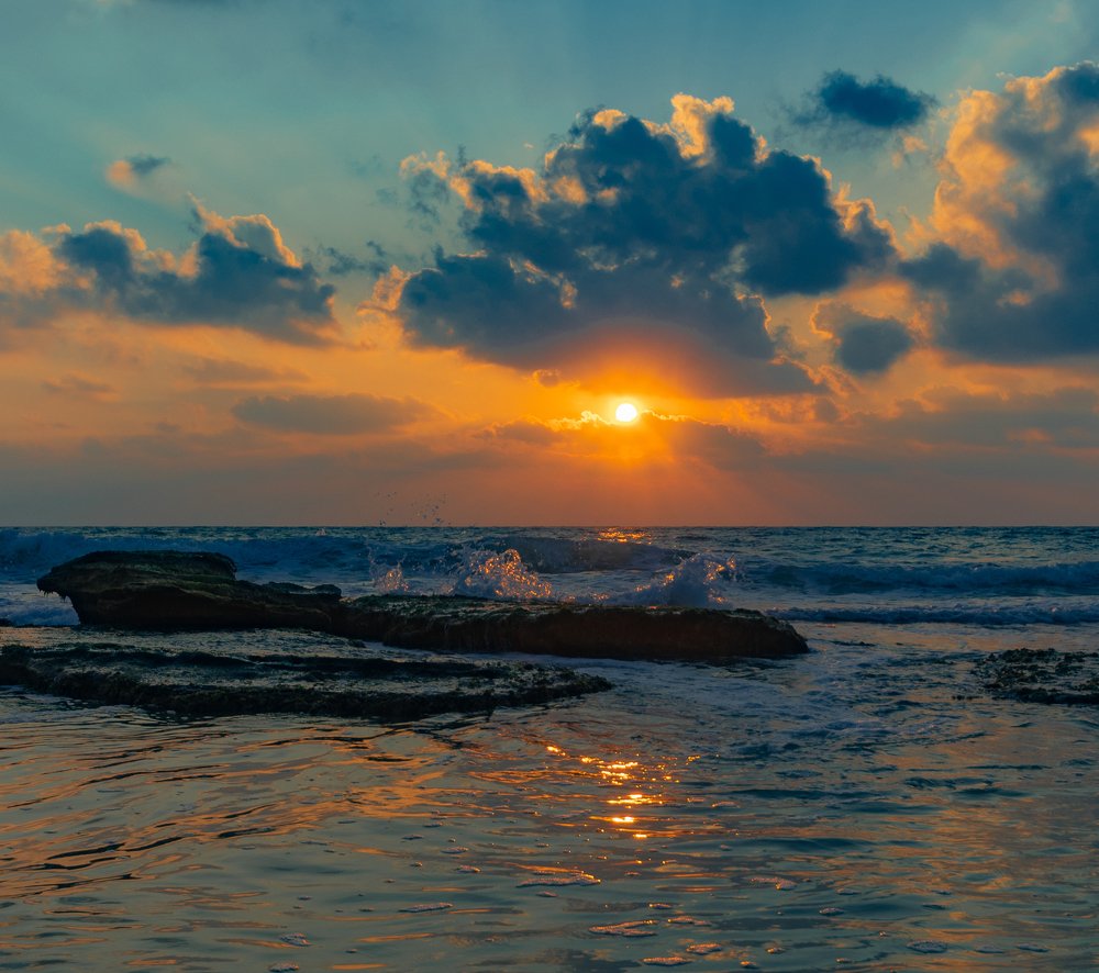 Закат на Средиземном море