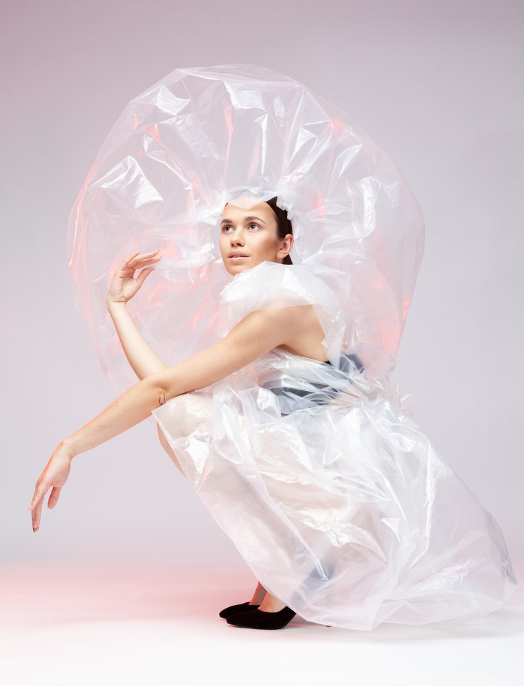 Девушка в полиэтиленовом платье