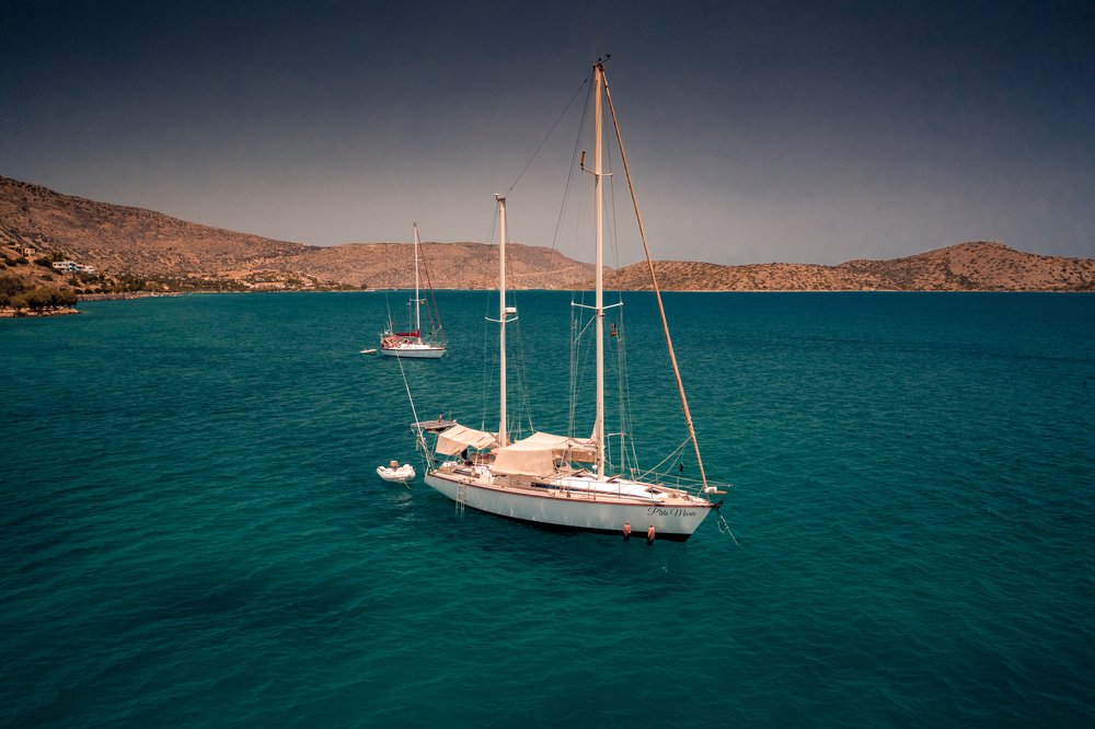 Лодка в море