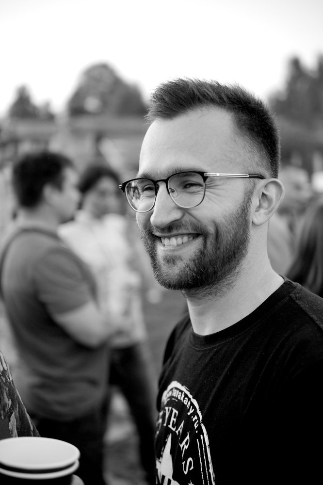 Мужчина смеющийся