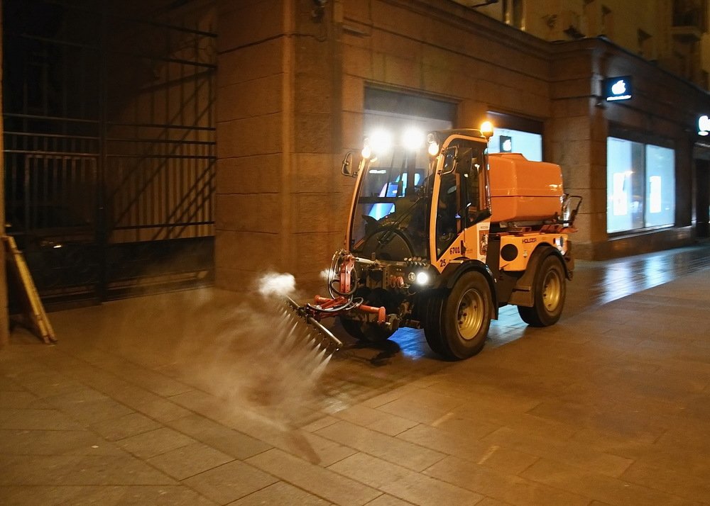 Ночная поливка тротуаров Москвы