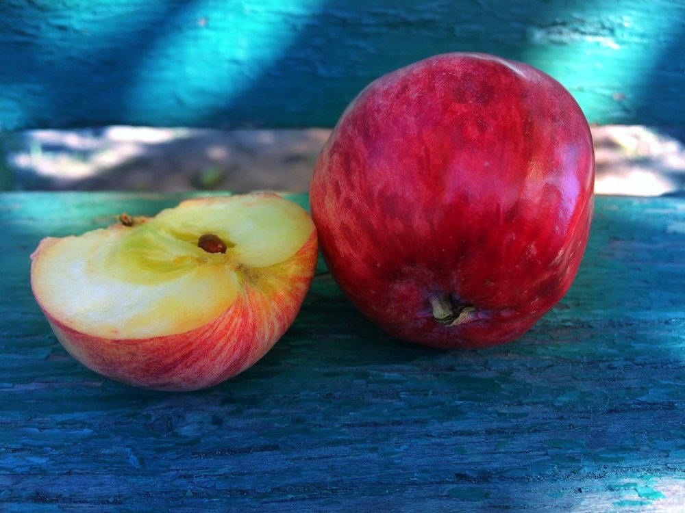 Яблоки на скамье...