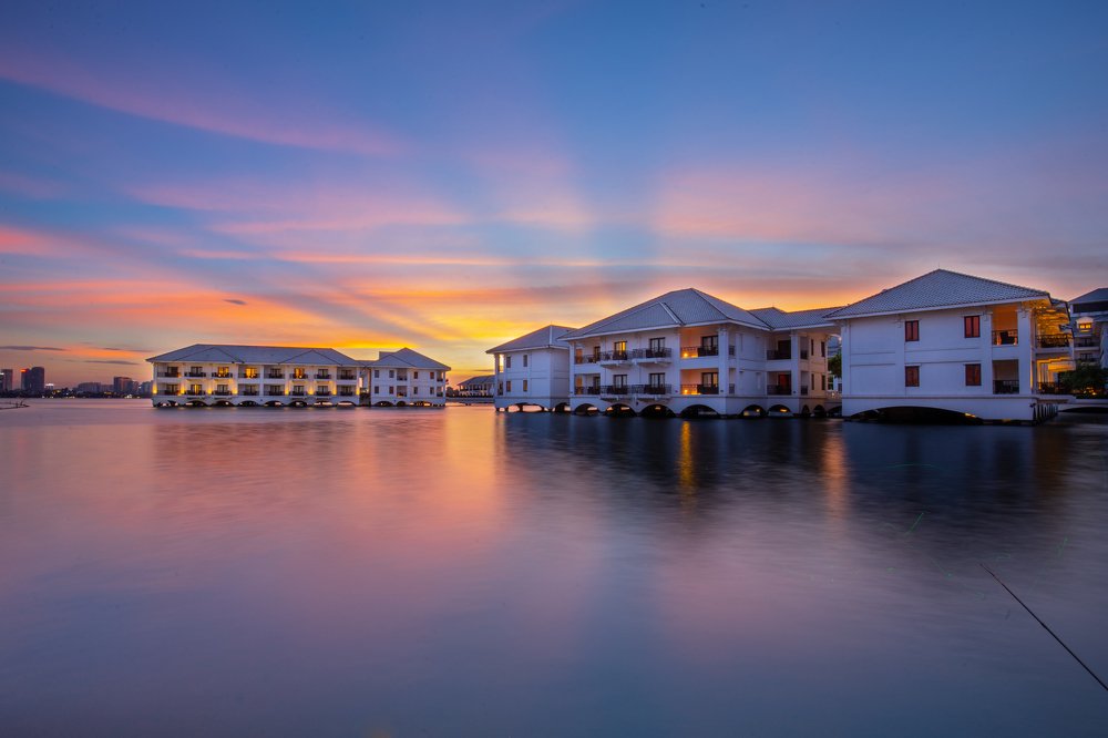 Sunset on the West Lake (Vietnamese: Hồ Tây)