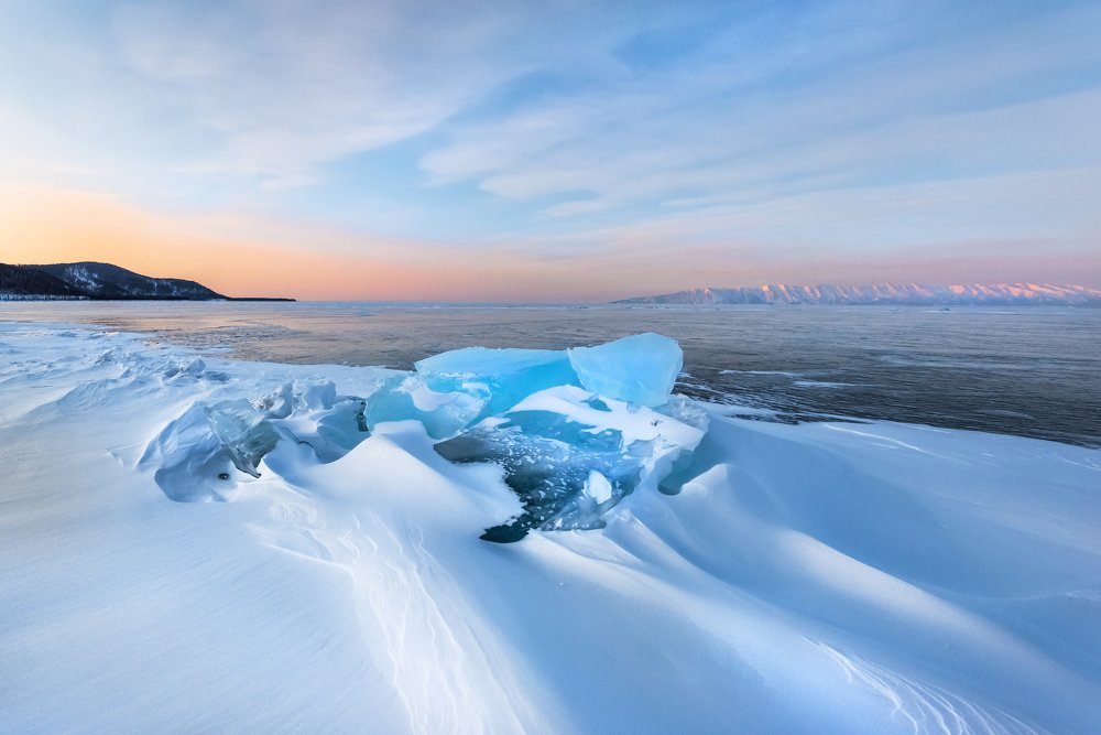 Лазурный лед Байкала
