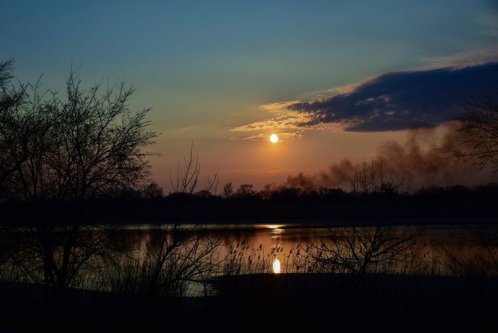 закат на реке