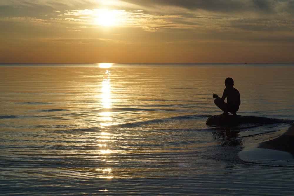 Мальчик и море