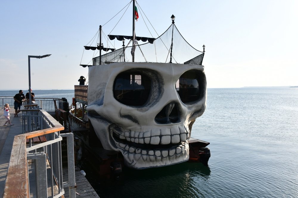 Пиратская шхуна в порту