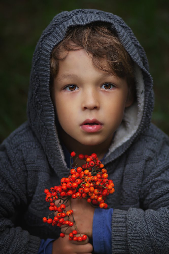 Богдан с гроздью рябины