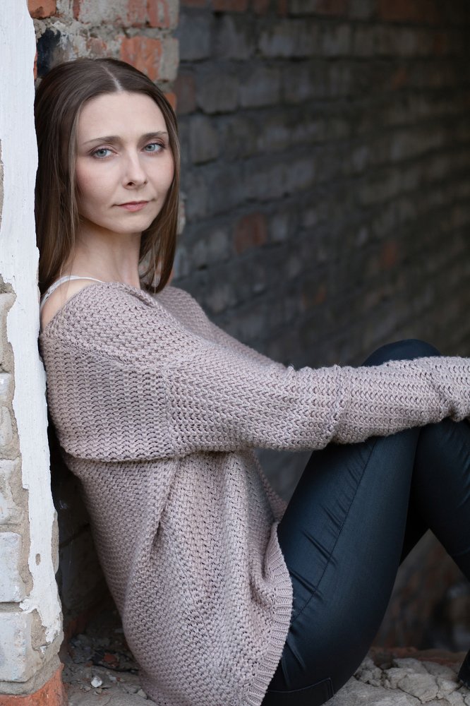 Женский портрет. На развалинах замка