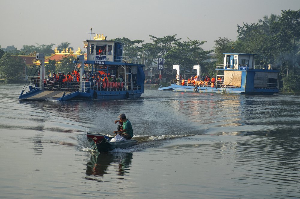Thuyền ghe trên sông