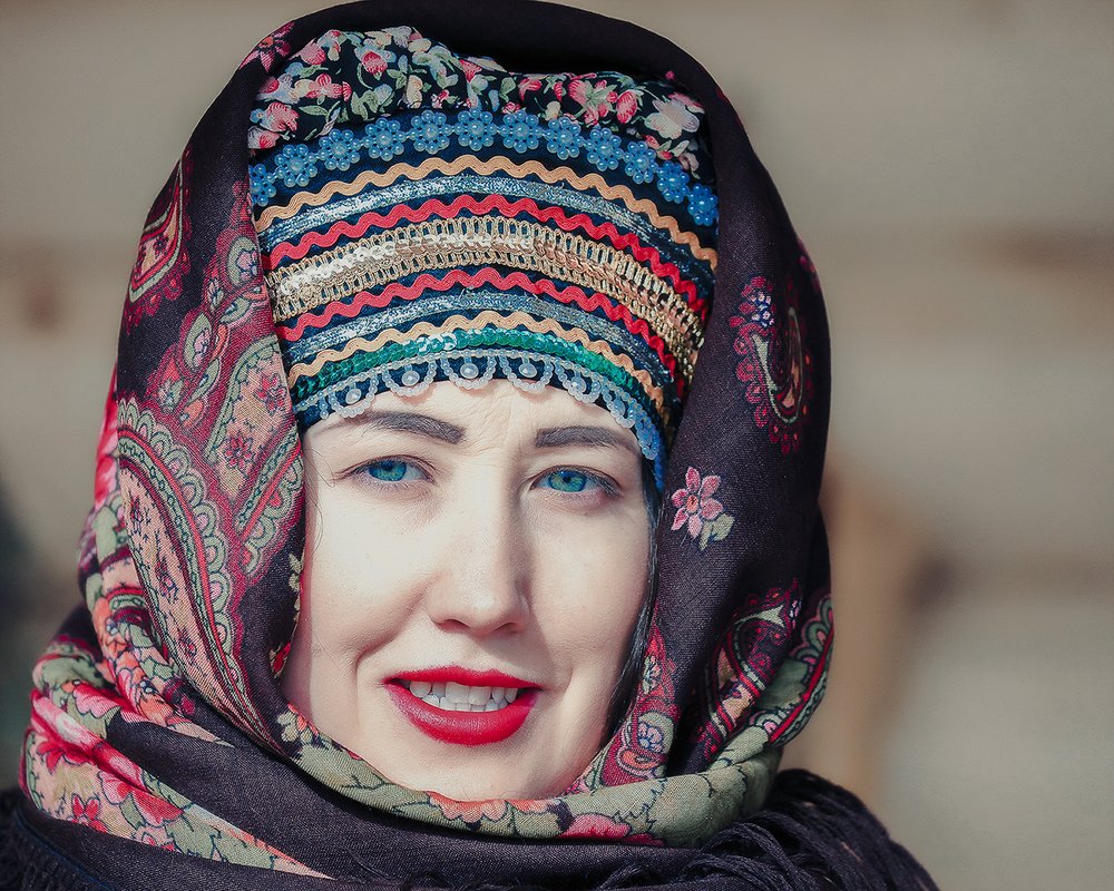 взглянула - рублём одарила