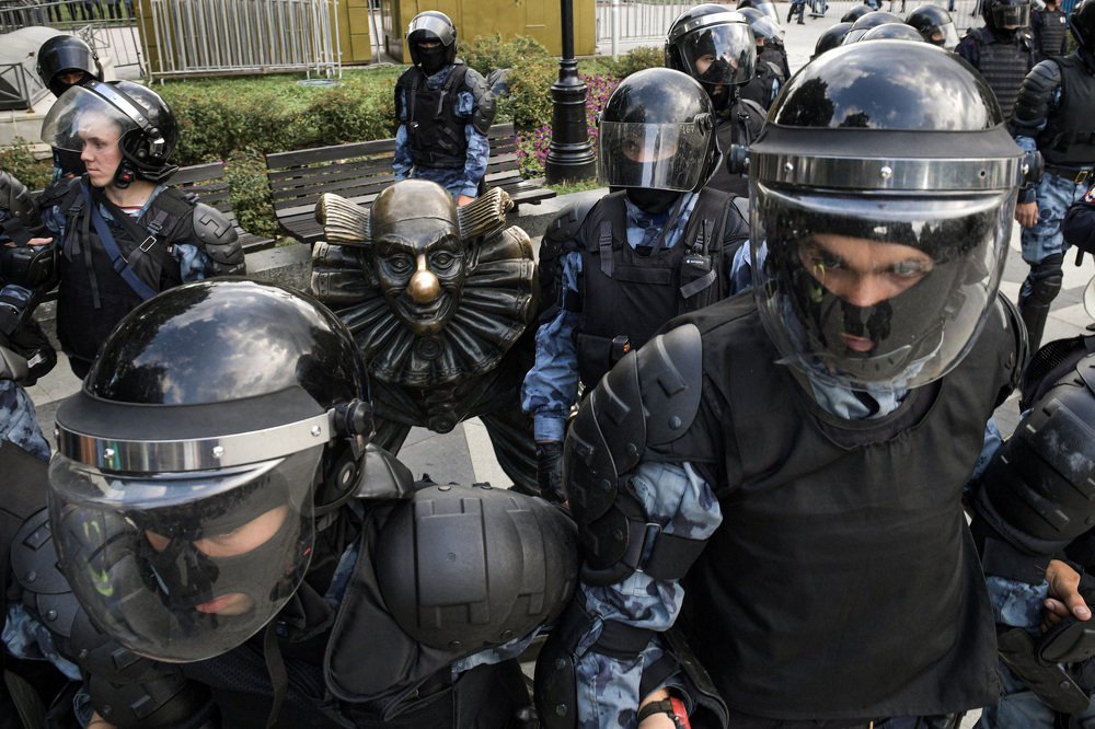 С ними дядька Пеннивайз.