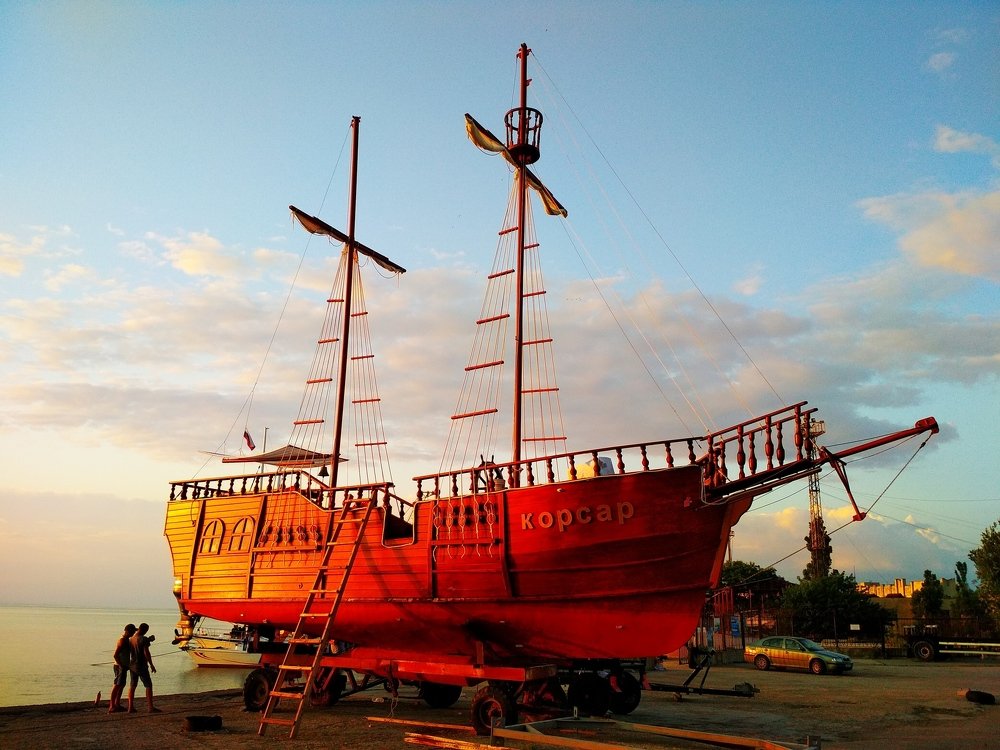 На берегу...