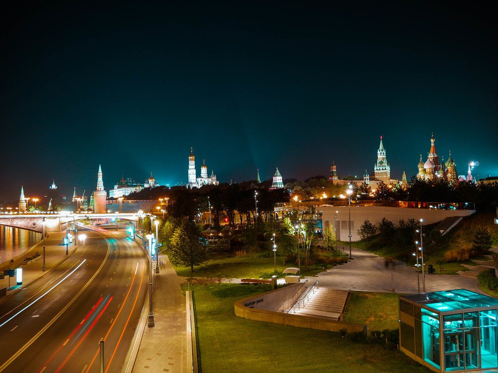Кремль и парк "Зарядье" ночью, Москва