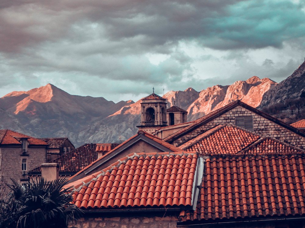 Закат в старом городе Котор, Черногория