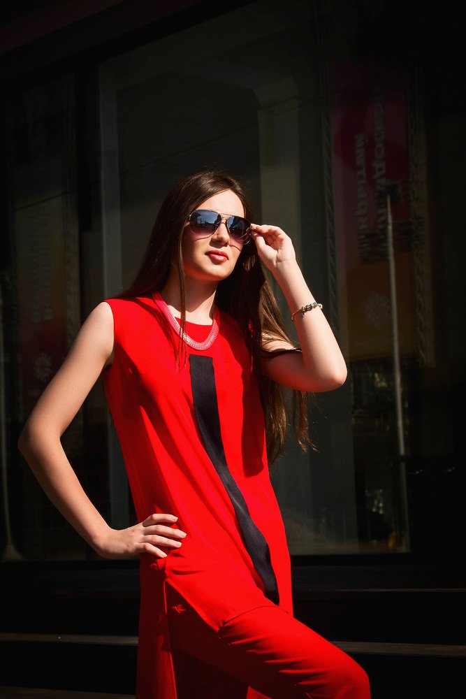 Девушка в красном