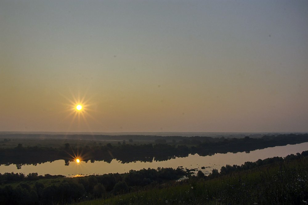 Утро, солнце умыается в реке