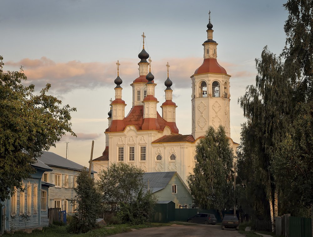 Озарённый золотом заката.