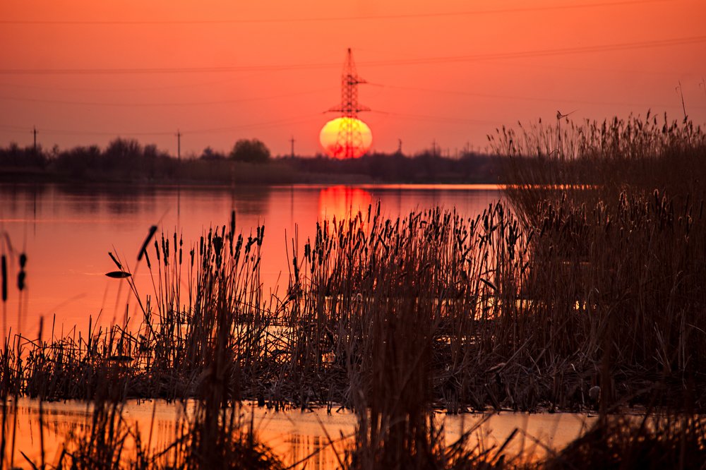 Закат на реке.
